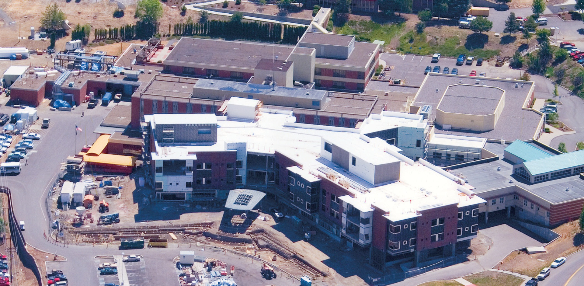 A birds-eye view of Sky Lakes Medical Center under construction during the Inpatient Care Area Project which expanded care areas.
